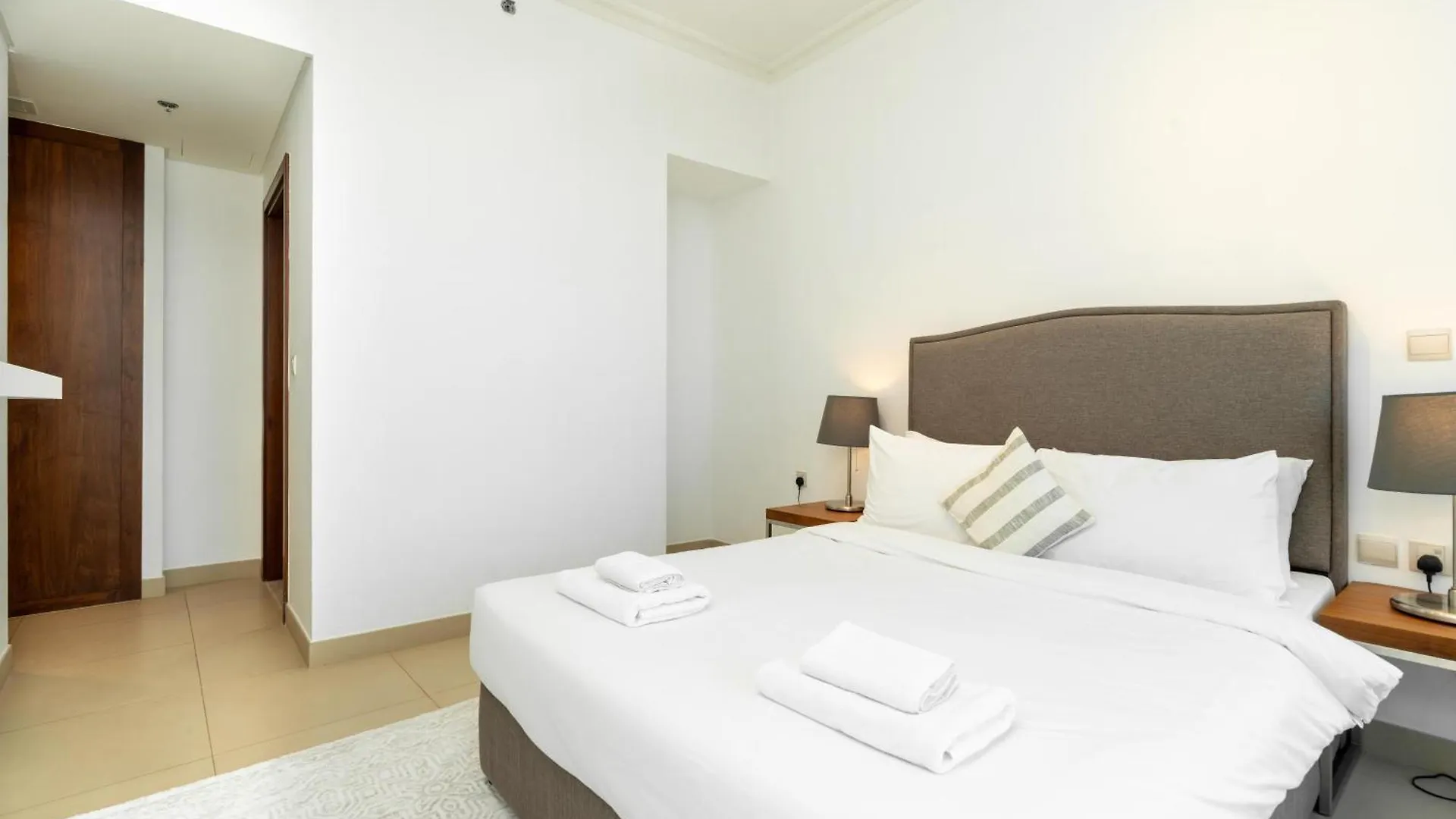 Apartment Vacay Lettings - Burj Vista Tower 1- Direct Dubai Mall Access