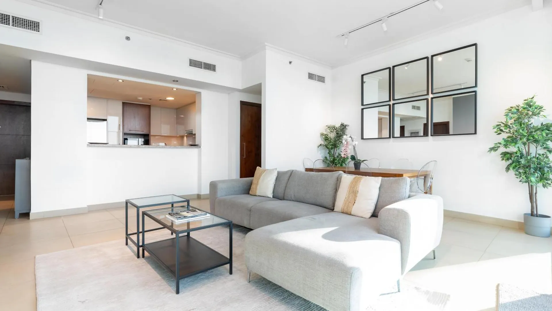 Apartment Vacay Lettings - Burj Vista Tower 1- Direct Dubai Mall Access