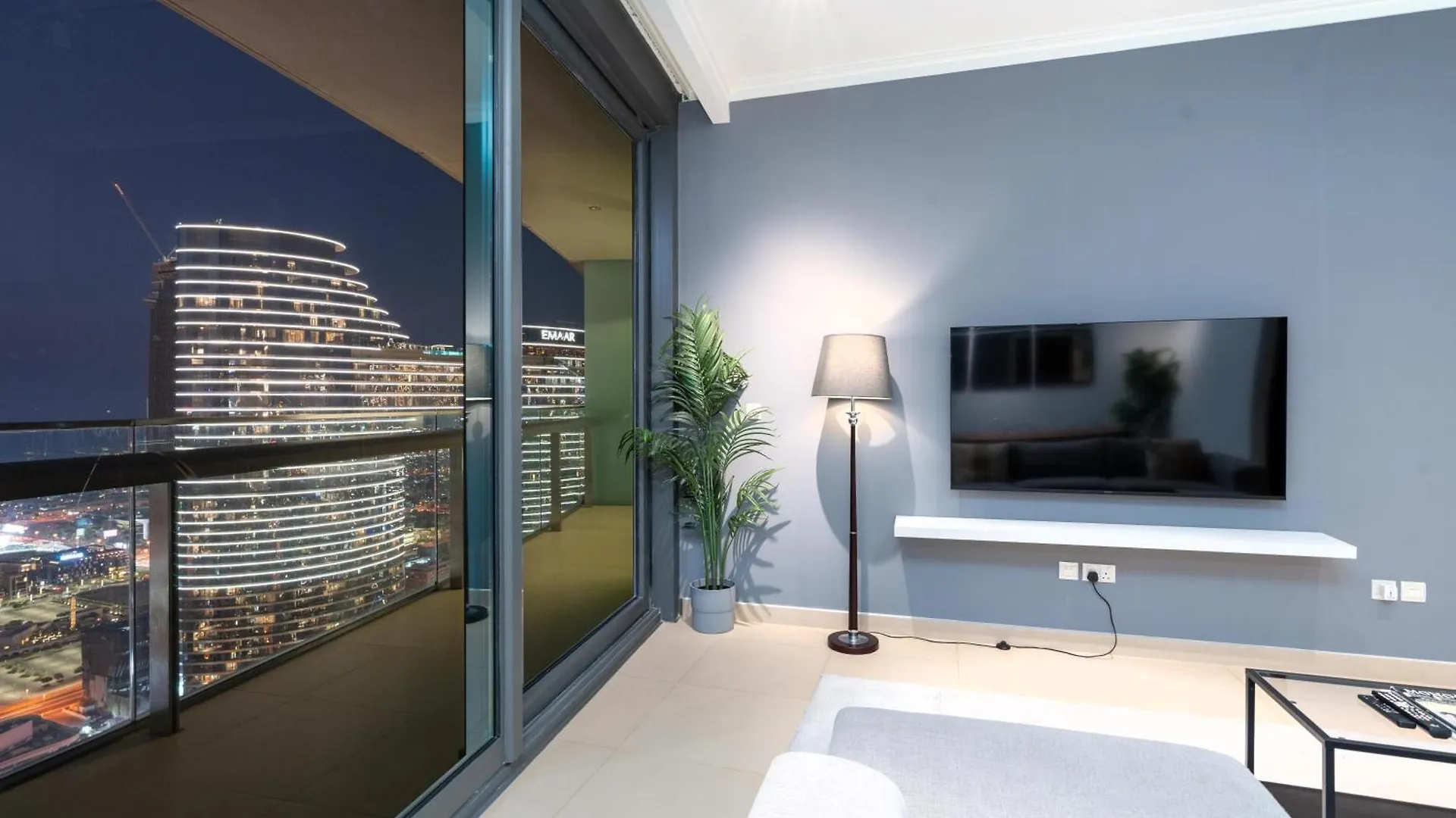Apartment Vacay Lettings - Burj Vista Tower 1- Direct Dubai Mall Access