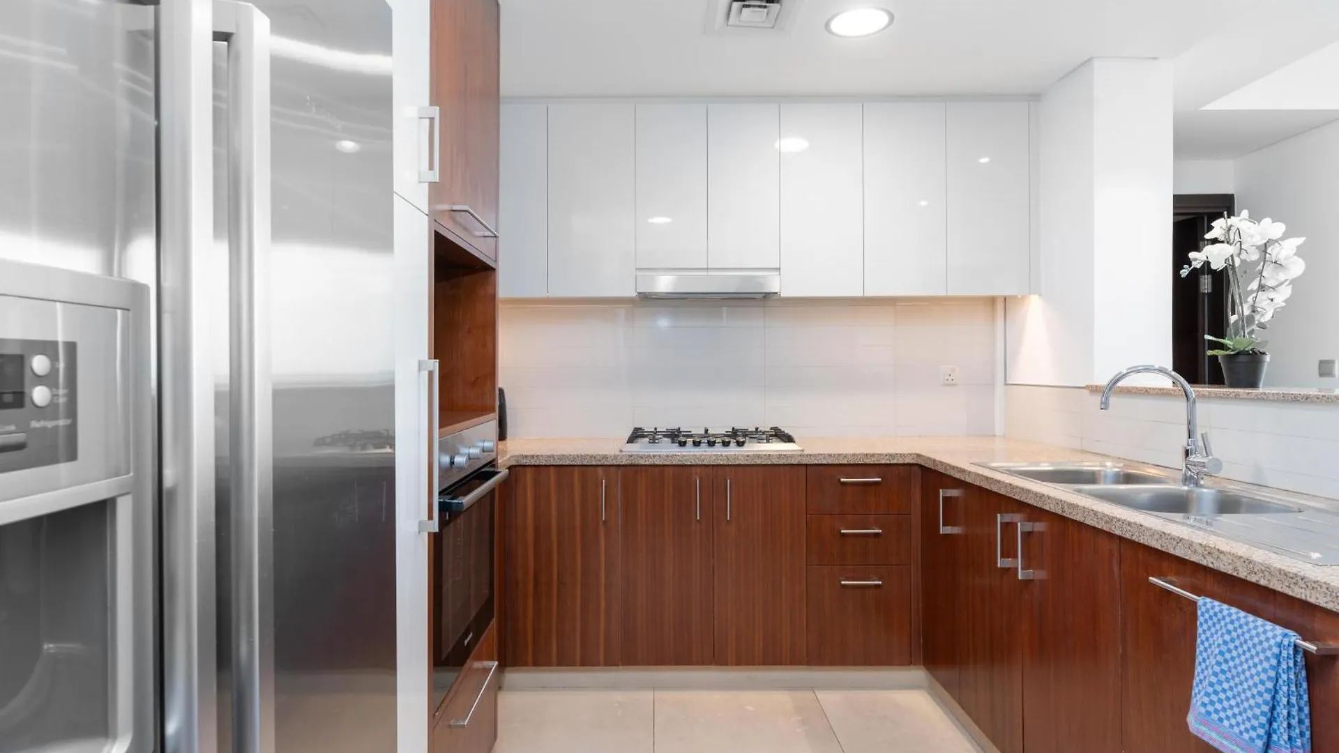 Apartment Vacay Lettings - Burj Vista Tower 1- Direct Dubai Mall Access