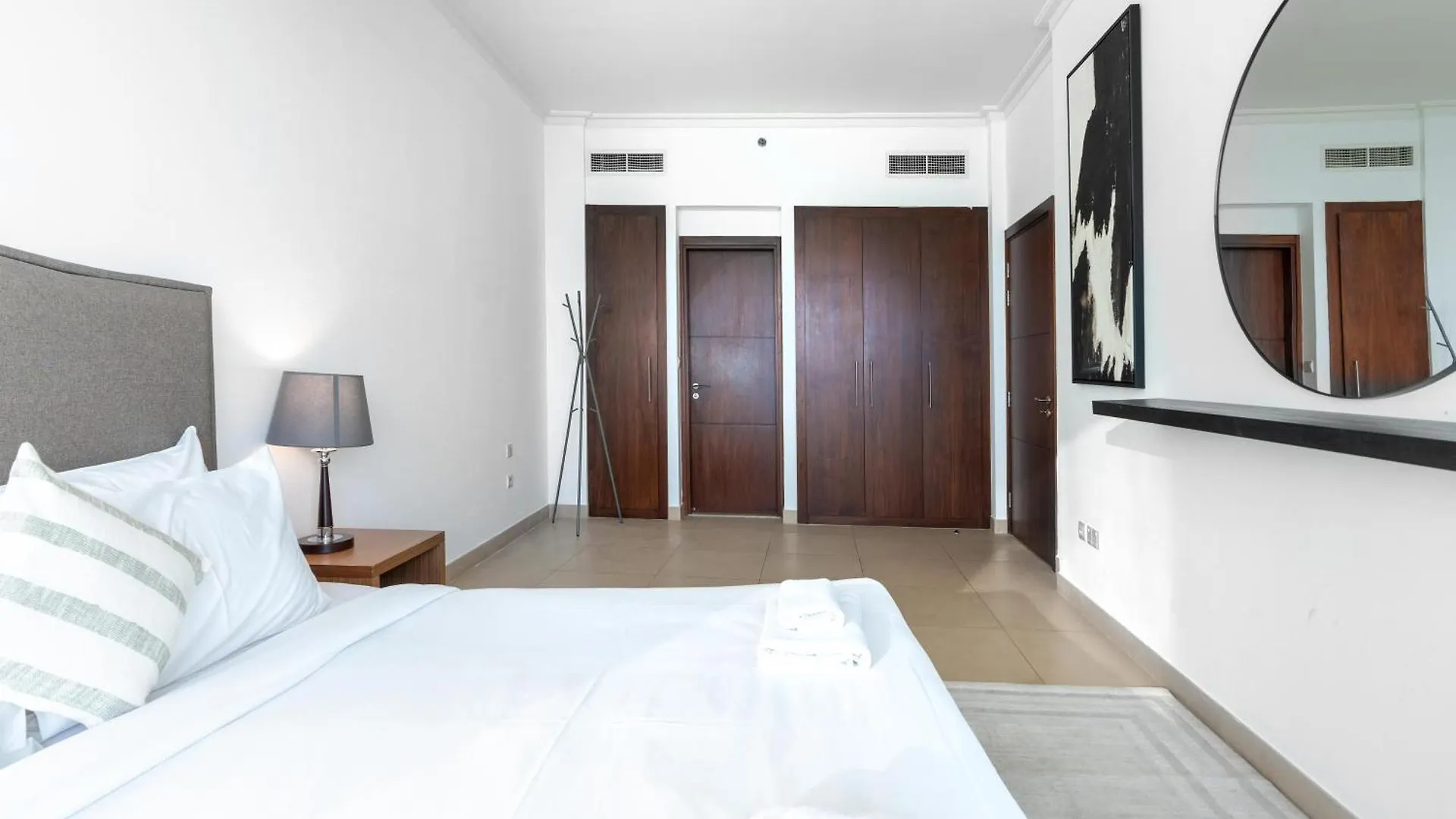 Vacay Lettings - Burj Vista Tower 1- Direct Dubai Mall Access Apartment